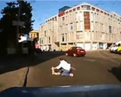 В Днепропетровске женщина выпала из маршрутки на ходу (видео)