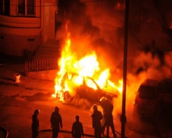 В центре Луганска поджигают иномарки