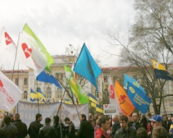 На сторонников Тимошенко напали возле суда в Харькове 