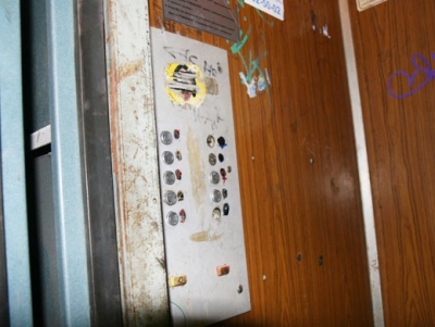 В Киеве лифт упал в шахту и загорелся 