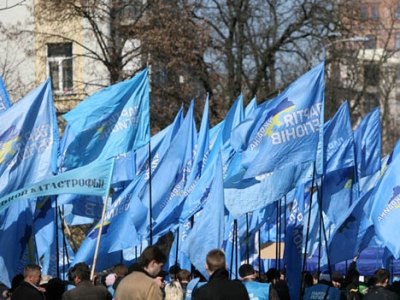 Вандалы облили офис «регионалов» в Николаева черной краской