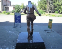 В Луганске вандалы поглумились над памятником Пеле