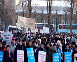 На митинг в Донецк прибыли учители школ