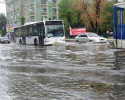 Киев затопило ливневым дождем (видео)