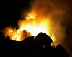 В многоэтажке Одессы сгорели 10 квартир и крыша (видео)