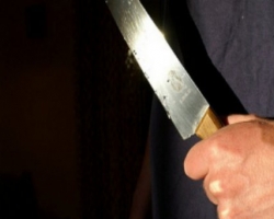В Харьковской области безумная женщина резала на улице людей ножом