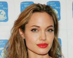 Анджелина Джоли больна гепатитом и нуждается в пересадки печени – СМИ