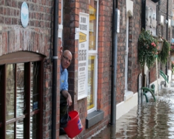 Разрушительный шторм в Великобритании может ударить с новой силой