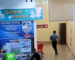 Охранники супермаркета, забившие до смерти бездомного, уволены и арестованы