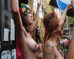 Янукович требует у правоохранителей покарать FEMEN за кощунство