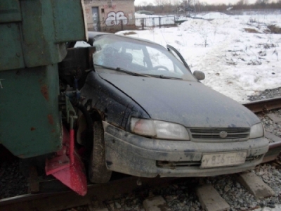Железнодорожный состав протаранил легковую машину в Киеве