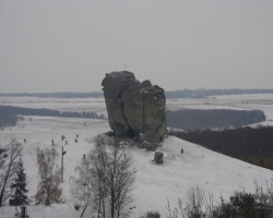 Чертов камень на Львовщине собирает туристов
