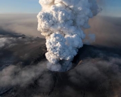 В Новой Зеландии бушует вулкан после столетней спячки