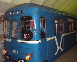 Поезда в киевском метро срочно стали