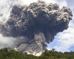 Вулкан Локон дышит пеплом