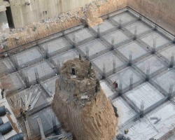 В провинции Шанхая возвели новый небоскреб, а на его крыше поставили могилу