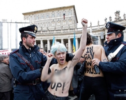 Активистки Femen сорвали богослужение Бенедикта XVI